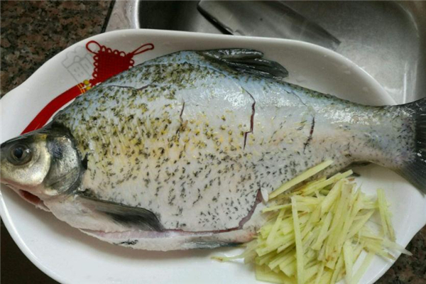 鯧鳊魚(yú)怎么處理 按照步驟來(lái)