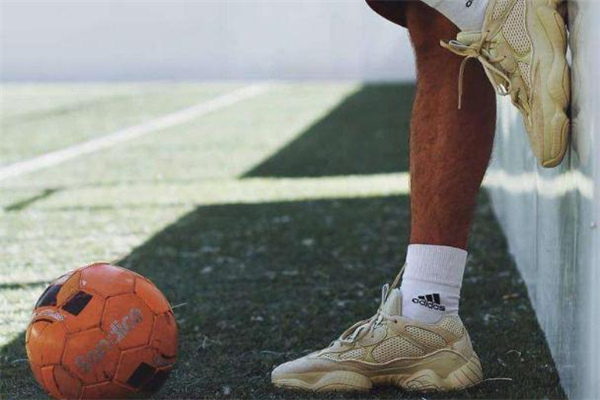 yeezy 500能用防水噴霧嗎 要選對(duì)種類(lèi)