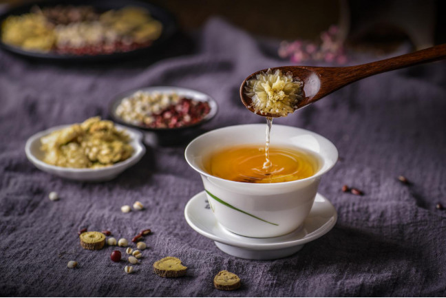眼睛干澀酸脹怎么辦？來(lái)點(diǎn)花茶加越橘葉黃素
