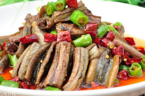 鱔魚(yú)做湯有什么功效嗎 鱔魚(yú)生活在什么水里呢