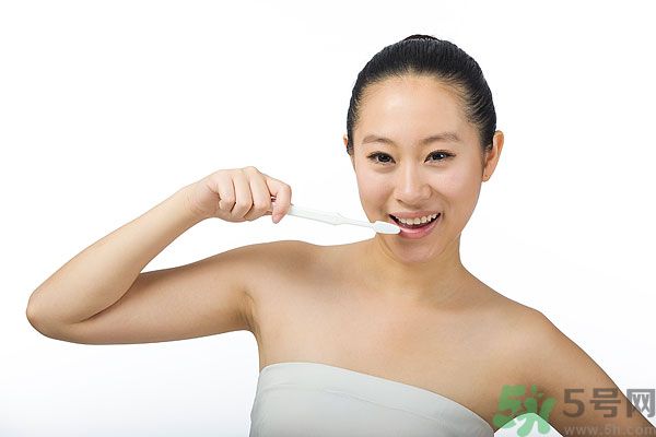 溫水刷牙好還是冷水刷牙好？溫水刷牙的好處