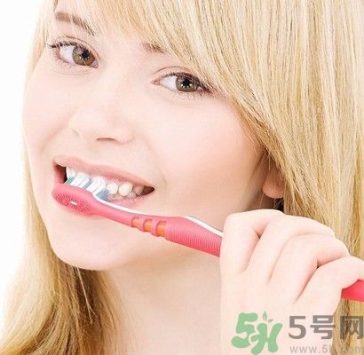 刷牙用冷水還是熱水好？刷牙用熱水有什么好？
