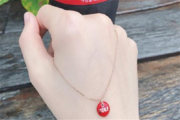 肥宅快樂水項(xiàng)鏈多少錢 周大?？煽诳蓸讽?xiàng)鏈價格