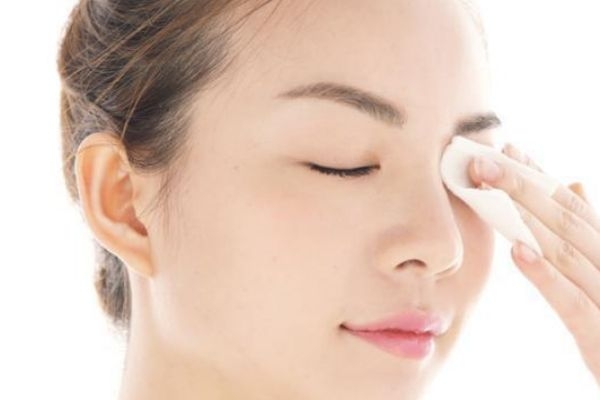 為什么化妝后會容易長痘痘 經(jīng)?；瘖y還想避免長痘怎么辦