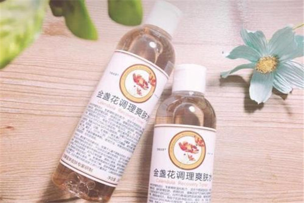 爽膚水敷臉有什么好處 根據(jù)自己的膚質(zhì)來(lái)選擇爽膚水