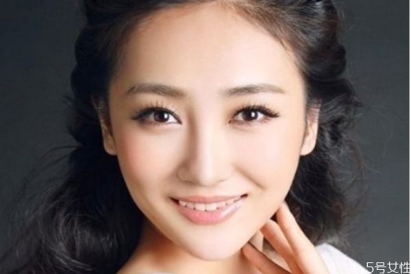 下巴上長粉刺應該怎么辦呢 為什么下巴上會長粉刺呢