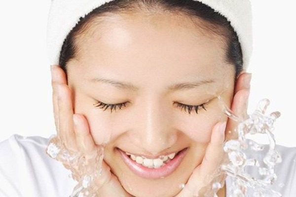 生理鹽水敷臉幾天敷一次比較好 生理鹽水敷臉?lè)髱追昼?>
<strong>生理鹽水敷臉幾天敷一次比較好 生理鹽水敷臉?lè)髱追昼?/strong>
</a>
<p>勝利鹽水本就是醫(yī)用的無(wú)菌溶液，既然是無(wú)菌溶液，如果拿來(lái)敷臉對(duì)皮膚會(huì)不會(huì)有傷害呢，生理鹽水敷臉幾天敷一次比較好，一次敷幾分鐘呢。</p>
</li>
<li>
<a href=