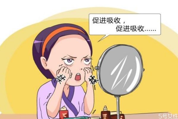 為什么會(huì)形成脂肪粒呢 脂肪?？梢韵龁?></p><h3>脂肪粒可以消除嗎</h3><p>可以的。</p><p>1.眼霜消除脂肪粒。去除眼部的脂肪粒用啫喱狀的眼霜，卸妝油主要用于去除鼻子上的脂肪粒。</p><p>2.我們可以先用洗面奶去洗臉，做好清潔，然后就可以用上眼霜或卸妝油，但是不能超過(guò)15分鐘，而且不要經(jīng)常性的使用。</p><p>3.針挑消除脂肪粒。用粉刺針找到里面的白色膿粒，把它挑出來(lái)就可以了，最后用棉簽沾點(diǎn)酒精在傷口處消毒，以防感染。不過(guò)如果是靠近我們眼睛的地方，為了安全起見(jiàn)，還是不要自己動(dòng)手比較好。</p><p>4.排毒消除脂肪粒。身體內(nèi)分泌失調(diào)會(huì)讓我們的面部油脂分泌過(guò)剩，再加上如果沒(méi)有得到徹底的清潔，就會(huì)堵塞毛孔，有了脂肪粒。所以我們可以用一些排毒的方法來(lái)解決。</p><p>5.在每天早晨起床后，我們也可以空腹喝一杯檸檬水，有降低血脂，幫助排毒的效果，能夠有效的去除脂肪粒。</p><p>6.維生素E消除脂肪粒。大家平時(shí)可以準(zhǔn)備一些維生素E油，平時(shí)睡覺(jué)之前可以把維他均勻的涂抹在眼睛周?chē)兄玖５牡胤?，并且用雙手輕輕按摩幾分鐘，堅(jiān)持一個(gè)月左右，眼部周?chē)闹玖１隳苊撀洹?/p><p style=