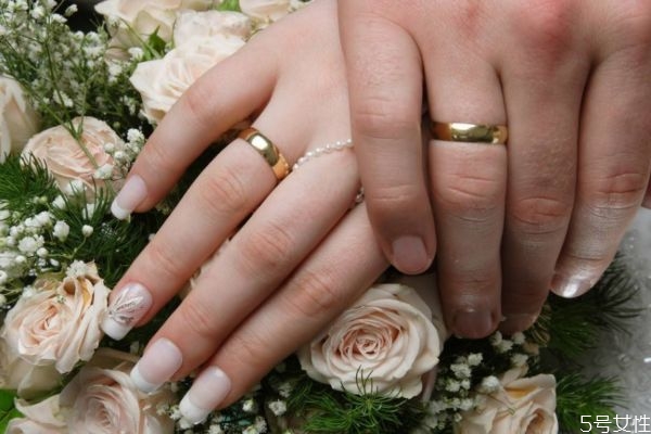結(jié)婚是否應(yīng)該在有房有車(chē)的前提下呢