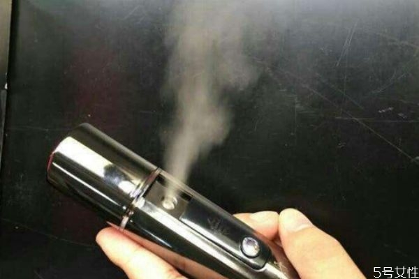噴霧補(bǔ)水儀有水可以充電嗎 噴霧補(bǔ)水儀充電注意事項