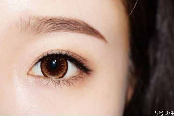 怎樣才能讓眼睫毛變翹 讓睫毛翹起來(lái)的小竅門(mén)