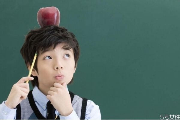 男生名字兩個(gè)字好聽 兩個(gè)字的簡(jiǎn)單名字男生