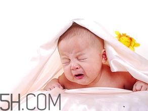 新生兒吐奶情況什么時候會沒有？寶寶吐奶了怎么辦？