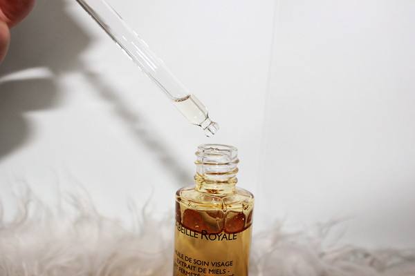 嬌蘭復原蜜和精華的區(qū)別 嬌蘭復原蜜油嗎