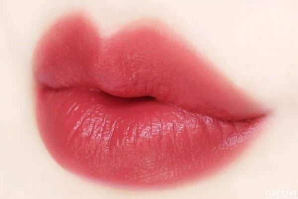 女人必備三款口紅顏色是哪些 根據膚色選口紅的方法