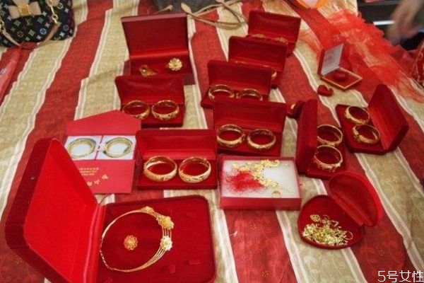 結婚三金什么時候給女方 結婚為什么要送三金