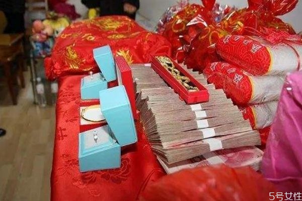 結婚三金什么時候給女方 結婚為什么要送三金