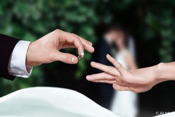 結(jié)婚戒指平時戴嗎 結(jié)婚戒指怎么戴正確