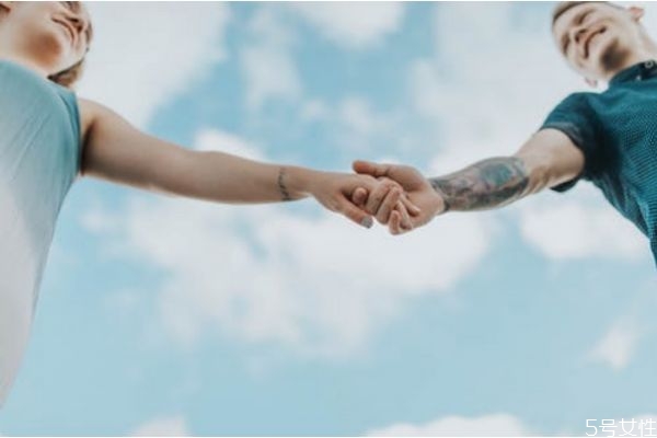 男人對(duì)你說這幾句話表明他想跟你復(fù)合 想和你復(fù)合的舉動(dòng)