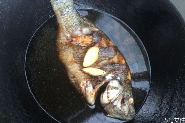 為什么煎魚會(huì)粘鍋 造成煎魚粘鍋的原因