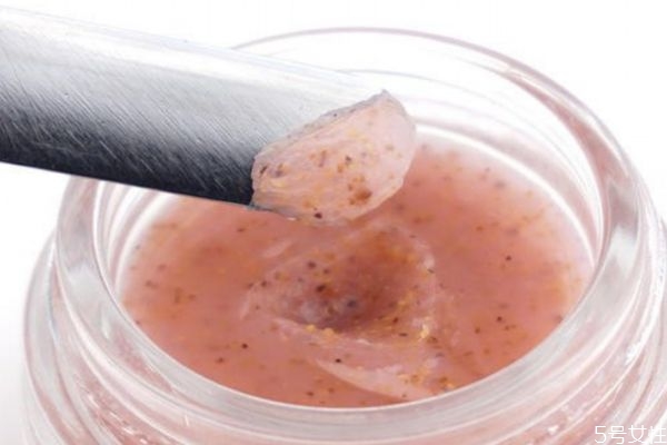 去完角質可以不涂護膚品嗎 如何使用去角質產(chǎn)品
