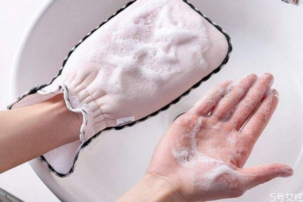 去完角質可以不涂護膚品嗎 如何使用去角質產(chǎn)品