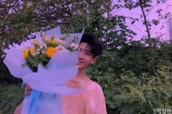 異性朋友很曖昧的表現 判斷男女關系不正常