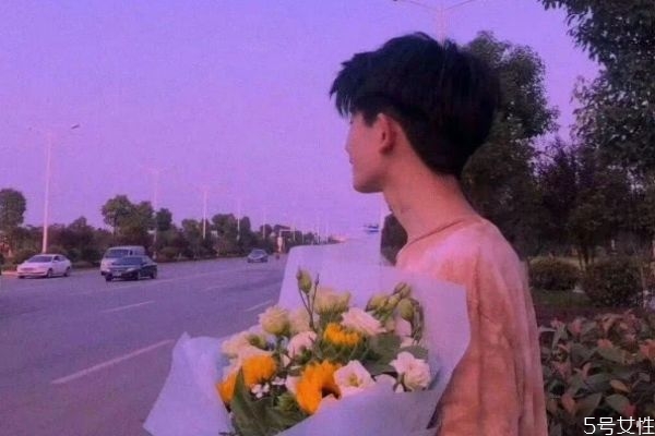 異性朋友很曖昧的表現 判斷男女關系不正常