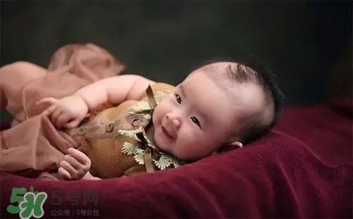 寶寶睡覺搖頭怎么回事？寶寶睡覺搖頭是缺鈣嗎？
