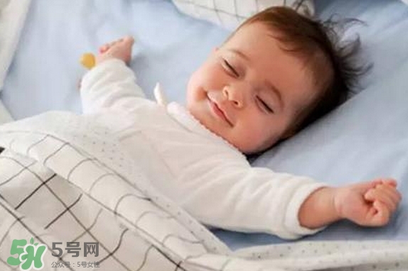 寶寶睡覺為什么會(huì)笑？寶寶睡覺笑出聲是做夢(mèng)了嗎？