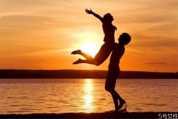 為什么男朋友不想結(jié)婚 男人婚前焦慮是因?yàn)槭裁?>
<strong>為什么男朋友不想結(jié)婚 男人婚前焦慮是因?yàn)槭裁?/strong>
</a>
<p>如果你們兩的感情已經(jīng)很深了，在你想要穩(wěn)定下來的時(shí)候，你的男朋友卻不想結(jié)婚，首先要問清楚原因，再?zèng)Q定你們的這段愛情是否該堅(jiān)持下去。</p>
</li>
<li>
<a href=