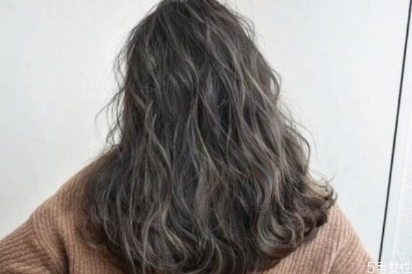 經常染發(fā)會導致脫發(fā)嗎 經常染發(fā)會掉頭發(fā)嗎