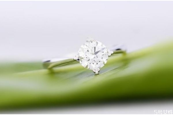 訂婚戒指一般多少價(jià)位 訂婚戒指買多少錢(qián)合適