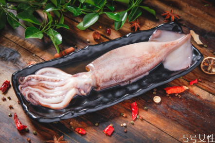 新鮮魷魚(yú)怎么切花刀 新鮮魷魚(yú)怎么炒好吃