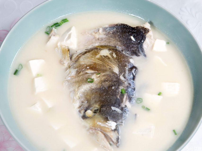 魚(yú)頭豆腐湯魚(yú)要腌制嗎 燒魚(yú)頭豆腐湯用冷水還是熱水