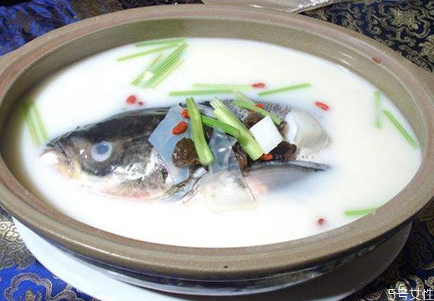 魚(yú)頭豆腐湯魚(yú)要腌制嗎 燒魚(yú)頭豆腐湯用冷水還是熱水
