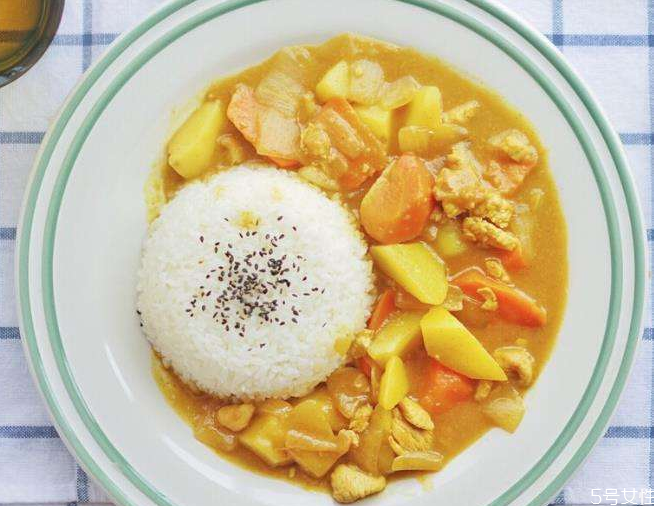 咖喱飯放鹽嗎 家?？о埖淖龇?></p><h3>家常咖喱飯的做法</h3><p>1.豬肉切丁，土豆，胡蘿卜，番茄切塊，洋蔥一半切條，一半切塊，鍋里融化黃油，倒入洋蔥條，加入蜂蜜，小火炒至洋蔥變軟。<br/></p><p>2.另起一個(gè)鍋，倒入油，油熱之后，放入蒜炒香，再加入豬肉，炒至變色，放入洋蔥條，番茄，清水，香葉，大火煮開(kāi)后轉(zhuǎn)小火煮30分鐘。</p><p>3.將洋蔥塊，胡蘿卜塊，土豆塊放入鍋中，加入生姜汁后攪拌一下，等土豆和胡蘿卜變軟后就可以了。</p><p>4.關(guān)火后將咖喱塊放進(jìn)鍋里，溶化后小火燉煮到濃稠狀，加入黃油和生抽，攪拌均勻，關(guān)火即可。</p><p style=