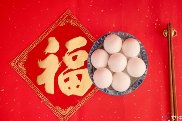 一進(jìn)門看見(jiàn)中國(guó)結(jié)好嗎 開(kāi)門對(duì)著一個(gè)福字好嗎