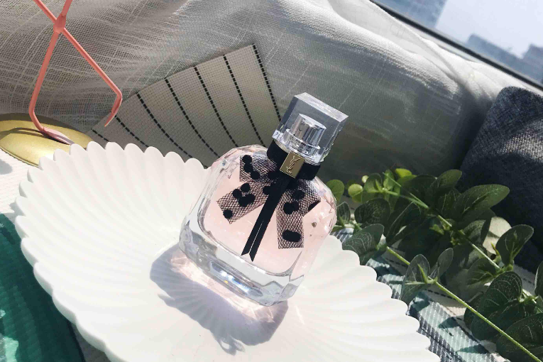 ysl反轉巴黎和黑鴉片香水哪個好？ysl反轉巴黎和黑鴉片對比