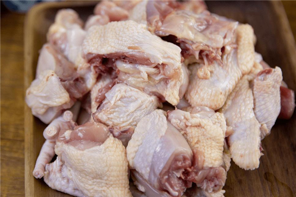 雞肉切開(kāi)有熒光綠能吃嗎 為什么雞肉上有熒光綠物質(zhì)