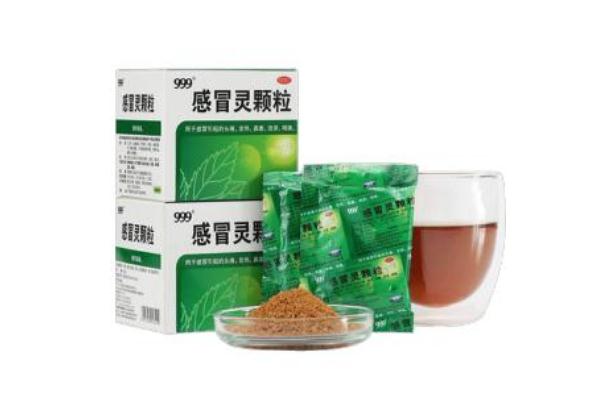 感冒靈顆?？梢钥崭购葐?感冒靈顆?？梢猿詭滋?></p><h3>感冒靈顆粒可以吃幾天</h3><p>感冒靈顆?？梢猿?~5天。當(dāng)然，具體的療程最好是要在專業(yè)醫(yī)師的指導(dǎo)下進(jìn)行，但是不要口服時(shí)間過長，以免出現(xiàn)不良反應(yīng)。 建議在口服999感冒靈顆粒期間，一定不能飲酒，而且不能飲用含酒精的飲料。應(yīng)當(dāng)要多喝一些溫開水，要保證足夠的睡眠。不要進(jìn)食辛辣刺激的食物，不要進(jìn)食生冷的食物。不要與含有相同成分的藥物一起使用。每個(gè)人的身體素質(zhì)不同，用藥時(shí)間也是不一樣的，患者一定要在專業(yè)醫(yī)生的指導(dǎo)下用藥，千萬不要自己盲目用藥，以免對(duì)自身健康造成損害。 患者在用藥的時(shí)候一定要注意多喝水，促進(jìn)身體新陳代謝，排出體內(nèi)的毒素，晚上患者也不要熬夜，保證睡眠充足，同時(shí)室內(nèi)的空氣也要保持清新流通，溫濕度要適宜。</p><p style=