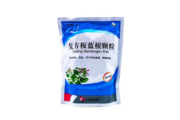 板藍根顆粒對咽喉炎有用嗎 板藍根顆?？梢钥崭购葐?></p><h3>板藍根顆?？梢援敍霾韬葐?/h3><p>板藍根屬于中藥材，也叫做靛青根、藍靛根、大青根，具有清熱解毒，涼血利咽之功效。常用于溫疫時毒，發(fā)熱咽痛，溫毒發(fā)斑，痄腮，爛喉丹痧，大頭瘟疫，丹毒，癰腫。這是一種藥物，不能作為涼茶長期服用，容易引起身體虛寒等不良反應，出現(xiàn)腹瀉、腹痛等表現(xiàn)。如果沒有適應癥，過多服用也許會導致副作用增大，對身體造成傷害的。這種藥物清熱解毒。用于病毒性感冒，咽喉腫痛。服用這種藥物時忌煙、酒及辛辣、生冷、油膩食物。不宜在服藥期間同時服用滋補性中成藥。風寒感冒者不適用，其表現(xiàn)為惡寒重，發(fā)熱輕，無汗，鼻塞流清涕，口不渴，咳吐稀白痰。</p> </div>
<div align=