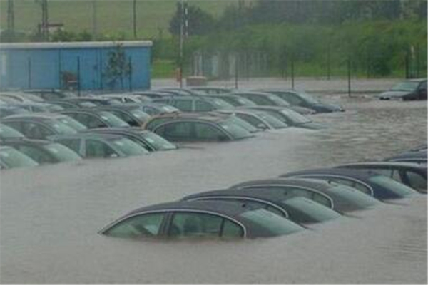 隨州洪水過(guò)后遍地廢車(chē) 洪水車(chē)子被淹了保險(xiǎn)賠嗎