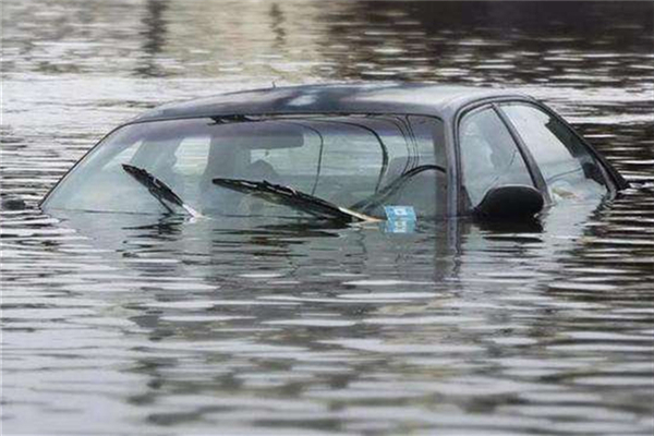隨州洪水過(guò)后遍地廢車(chē) 洪水車(chē)子被淹了保險(xiǎn)賠嗎