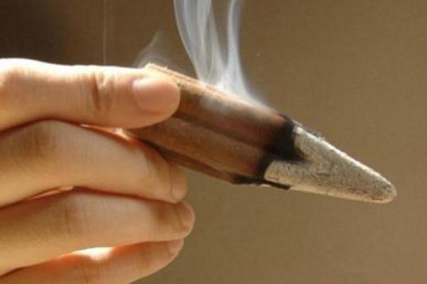 艾灸會(huì)導(dǎo)致流產(chǎn)嗎 艾灸對痛風(fēng)有治療作用嗎