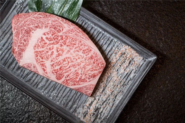 和牛會有寄生蟲嗎 和?？梢陨詥?></p><h3>和牛好吃嗎<br/></h3><p>首先是和牛有一股甜香的牛油味道，比普通牛肉更有牛肉味道；第二個感覺就是口感嫩滑，這是因?yàn)檠┗ㄅＨ饨Y(jié)構(gòu)肥瘦相間，沒有筋膜，入口即化，像雪花落入口中；第三是擁有充足的汁水，簡單的煎烤之后，在肉中均勻分布的大理石油脂開始融化，所以咬下去，就會在嘴里溢出香濃的汁水。</p> </div>
<div align=