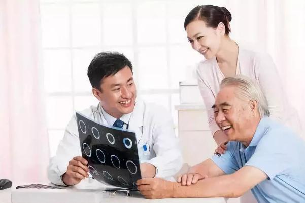 體檢的目的和意義 體檢可以用醫(yī)?？▎?></p><h3>體檢抽血檢查哪些項(xiàng)目</h3><p>體檢血液檢查通常包括以下內(nèi)容：1、肝功檢查，其中具體的項(xiàng)目包括丙氨酸氨基轉(zhuǎn)移酶、谷草轉(zhuǎn)氨酶、總蛋白、白蛋白、總膽紅素、直接膽紅素、間接膽紅素等。2、檢查腎功能，腎功能包括尿素氮、肌酐、尿酸、β2微球蛋白等。3、檢查血糖，包括空腹血糖、果糖胺、糖化血紅蛋白。4、檢查血脂，包括膽固醇、甘油三酯、低密度脂蛋白、高密度脂蛋白、載脂蛋白A、載脂蛋白B。其它的檢查項(xiàng)目包括電解質(zhì)、鉀、鈉、氯，還有心肌酶譜的檢查等等。體檢抽血的檢查項(xiàng)目各單位的要求不同，檢查項(xiàng)目也會(huì)有所不同。有的單位有特殊要求，可能會(huì)檢驗(yàn)乙肝五項(xiàng)或肝炎系列。具體的檢查項(xiàng)目包括什么要看單位發(fā)的體檢單。</p><p style=