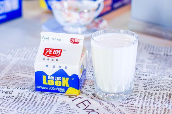 光明嚕渴酸奶小孩能喝嗎 光明?？仕崮淘袐D可以喝嗎