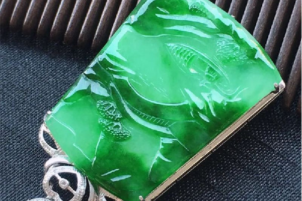 翡翠吊墜會(huì)變色嗎 翡翠吊墜怎么保養(yǎng)