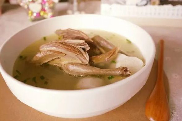 鴿子湯用開(kāi)水燉還是冷水燉 鴿子湯水放多了有營(yíng)養(yǎng)嗎